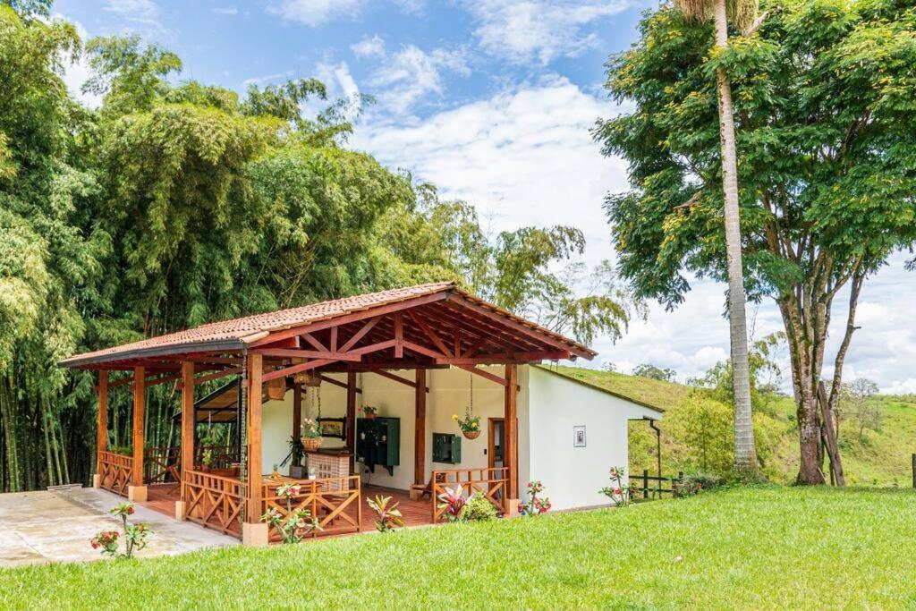 Agradable Cabana Cafetera Con Jacuzzi A 12 Min Del Centro De Перейра Экстерьер фото